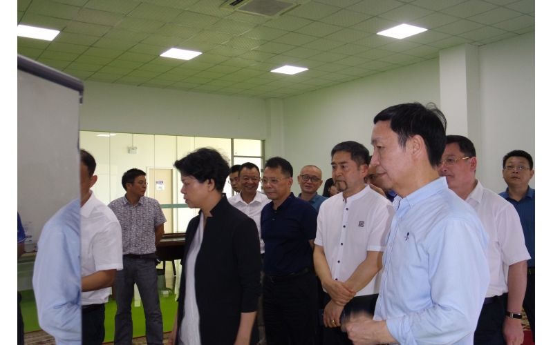 市委副書(shū)記、市長(zhǎng)張迎春走訪智能制造企業(yè)，來(lái)我司調(diào)研，與我司高層領(lǐng)導(dǎo)親切會(huì)面。